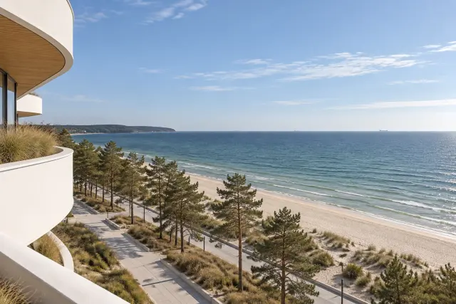 Widok z tarasu 6. piętra na promenadę z sosnami, plażę i Zatokę Gdańską